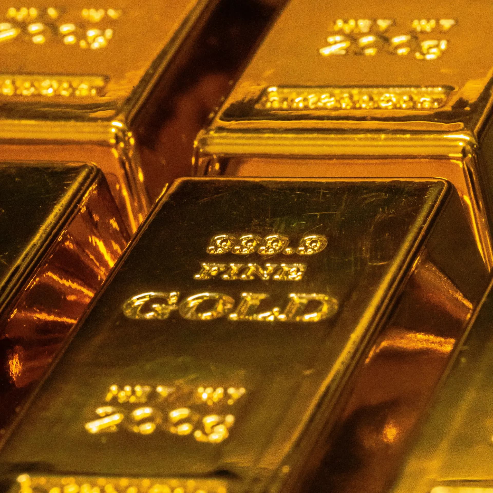 Gold Prices Dip Amid Global Economic Uncertainty and Stronger Dollar