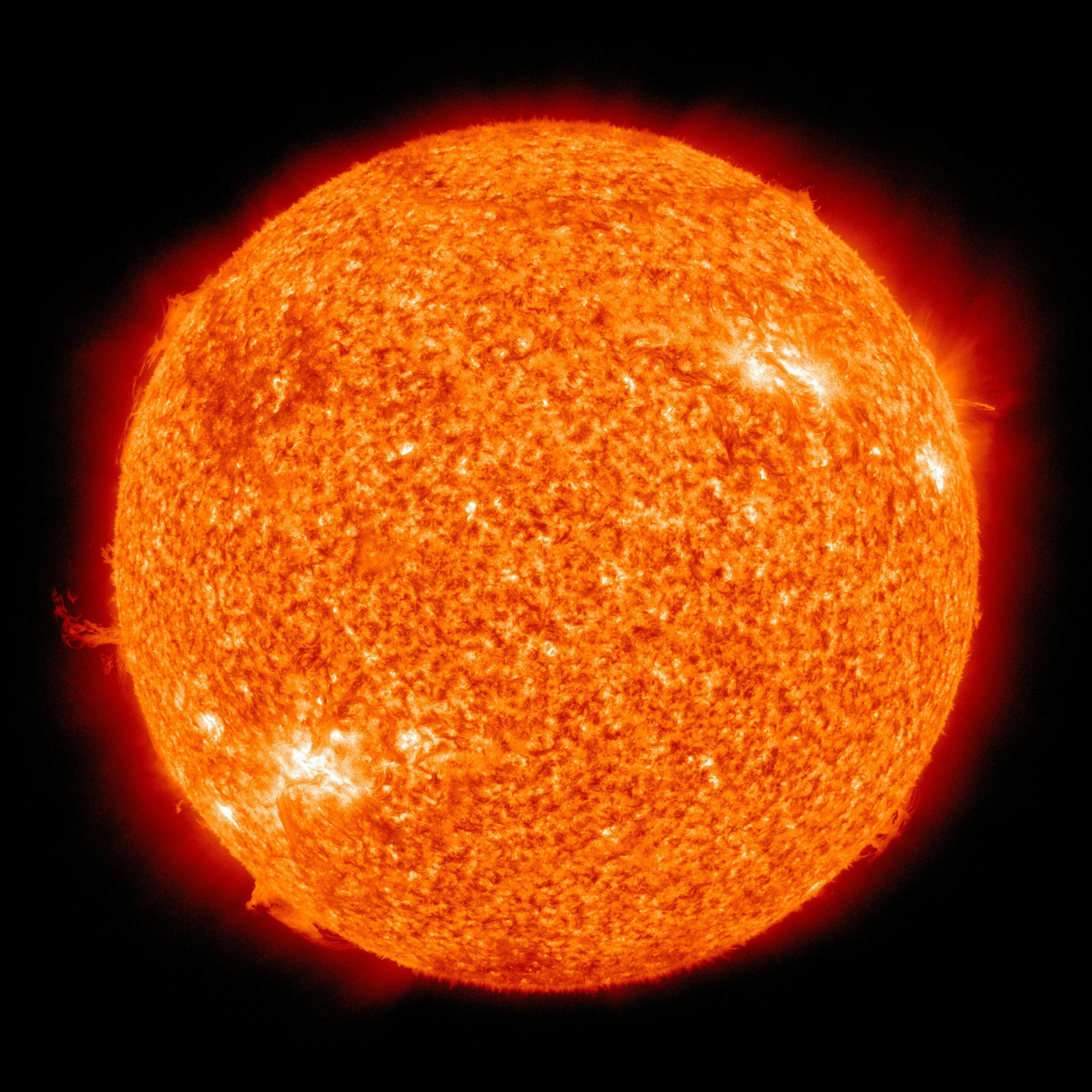 X1.2 Solar Flare to Trigger Rare Northern Lights Show Across North America Tonight